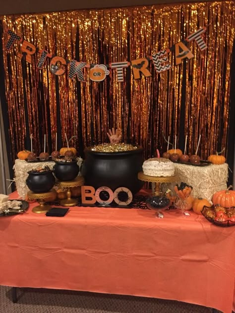 Halloween Tailgate Decorations, Halloween Birthday Backdrop Ideas, Halloween Party Decor Inspiration, Halloween Sweet 16 Decorations, Birthday Ideas For October, 21st Birthday Ideas Halloween, Halloween Backyard Party Ideas, Halloween Basement Decorations, Halloween Party Small Apartment