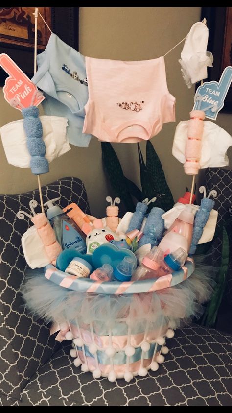 Gender reveal laundry basket Gender Reveal Gift Basket Ideas, Gender Reveal Gift Basket, Gender Reveal Basket, Diaper Tractor, Gender Reveal Gift Ideas, Return Gift Ideas, Shower Baskets, Diy Diaper Cake, Baby Shower Baskets