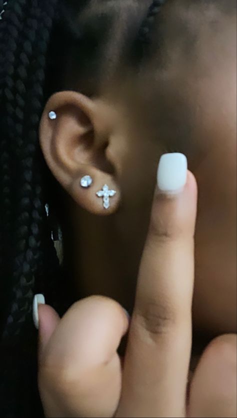 Indistruel Piercing Aesthetic, Helix Piercing Black Women, Industrial Piercing Black Women, Ear Piercing Ideas Black Women, Ear Piercing Ideas Aesthetic Industrial, Industrial Piercing Black, Piercing Black Girls Ideas, 2nd Ear Piercing, Full Ear Piercings