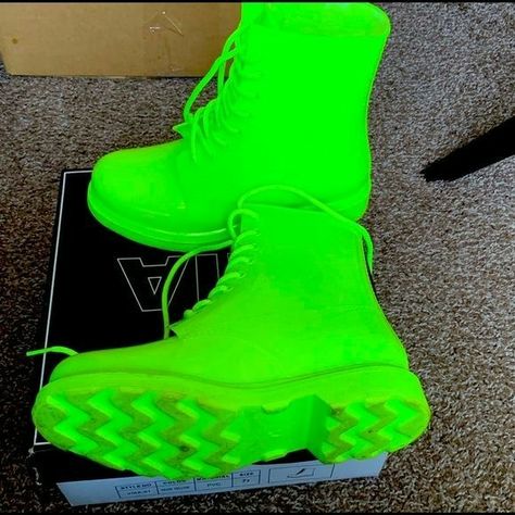 Bright Green Shoes, Superstitious Party, Cosmic Carnival, Neon Green Shoes, Neon Party Outfits, Neon Clothes, Singer Outfits, Glow Dance, Neon Carnival