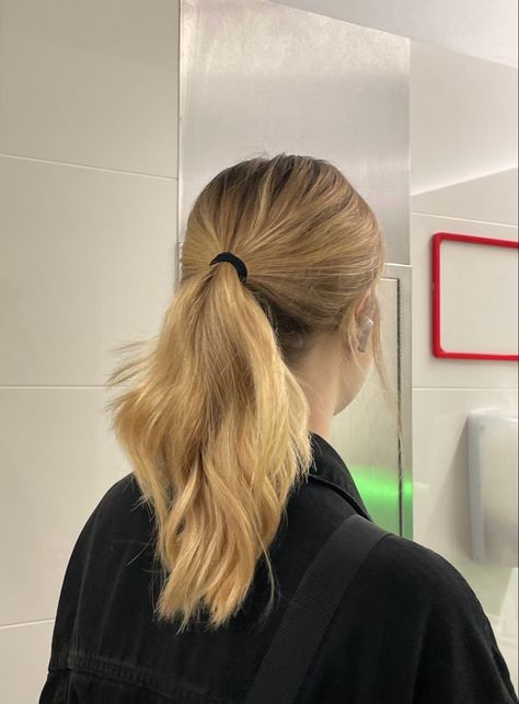 Blonde Wavy Ponytail, Ponytail Short Hair, Blonde Ponytail, Long Hair Ponytail, Wavy Ponytail, Messy Ponytail, Hair Ponytail, Short Wavy Hair, Short Wavy