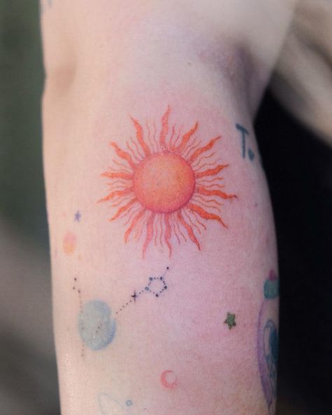 Sun Color Tattoo, Sun Tattoo Color, Japanese Sun Tattoo, Sun Rays Tattoo, Women's Back Tattoos, Rising Sun Tattoos, Sun Tattoo Ideas, Lisa Tattoo, Sunrise Tattoo