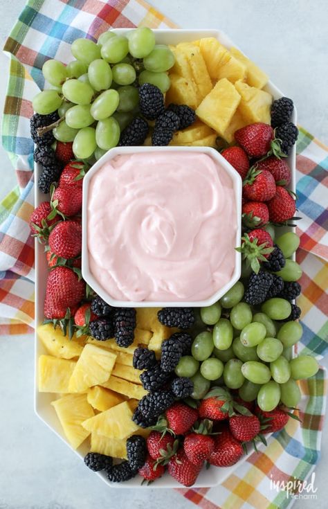 Dip For Watermelon, Fruit Tray Simple, Simple Fruit Platter Ideas, Fruit And Dip, Dip Dessert, Dessert Boards, Fruit Dip Recipe, Easy Fruit Dip, Fruit Dips