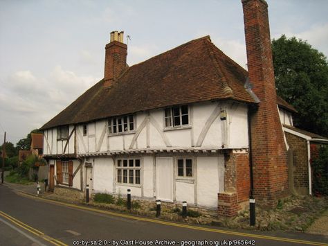 Wealden Hall House on Mill Street, East... (C) Oast House Archive :: Geograph Britain and Ireland Half Timbered House, Wattle And Daub, European Palace, English Houses, Timber Frame Building, Hall House, Old Pub, Medieval Houses, Roof Styles