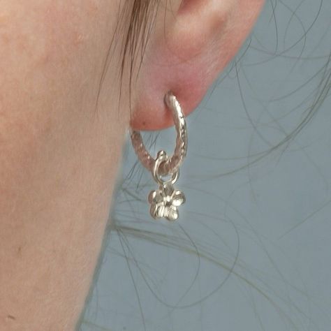 Cute Silver Accessories, Earrings 2 Piercings, Cute Silver Earrings, Earrings With Charms, Small Silver Hoop Earrings, Flower Hoop Earrings, Romantic Earrings, Pretty Jewelry Necklaces, Earrings Aesthetic