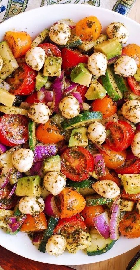 Mozzarella Cheese Balls, Pesto Salad Recipes, Tomato Cucumber Salad, Salad With Tomatoes, Sommer Mad, Pesto Salad, Plats Healthy, Tomato Cucumber, Salad Pasta