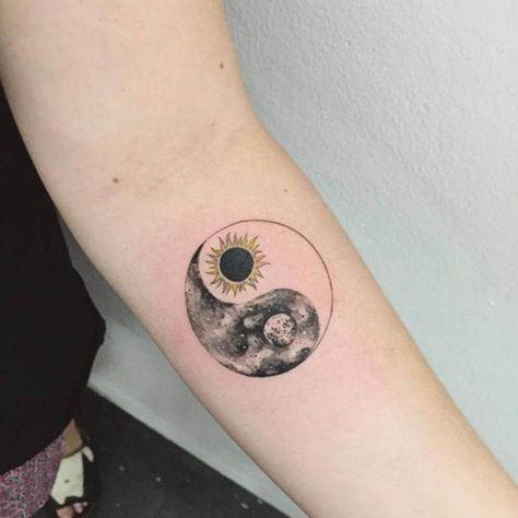 125 Sun and Moon Tattoo Designs for Men & Women - Wild Tattoo Art Tattoo Sonne, Yin En Yang, Ying Yang Tattoo, Moon Sun Tattoo, Sun And Moon Tattoo, Yin Yang Tattoos, Moon Tattoo Designs, Sun Tattoos, Forearm Tattoo Women