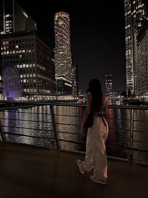 Brown haired girl, blue top, beige trousers, city lights, night time, bridge, thames Photoshoot Ideas City Night, Photo Night Ideas, Aesthetic City Photos, City Light Photoshoot, Chicago City Pictures, City Pics Instagram, Downtown Pictures At Night, Instagram Street Picture Ideas, City Pic Ideas