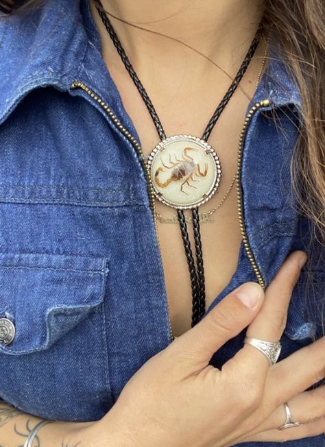 Female Bolo Tie Outfit, Bolo Tie Street Style, Bolo Tie Necklace Outfit, Bolotie Necklace Outfit, Bolo Ties Women, Bolo Tie Aesthetic, Lana Del Rey Priscilla Presley, Bolo Tie Outfit, Bolo Tie Women Outfit