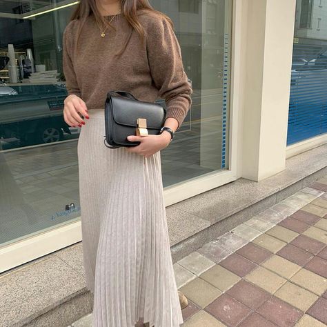 Pleated Skirt Outfit Aesthetic, Modest Office Outfits, Sydney Ootd, Christian Outfits Modesty, Modest Girly Outfits, Womens Skirt Outfits, Job Clothes, Teaching Outfits, Classic Style Outfits