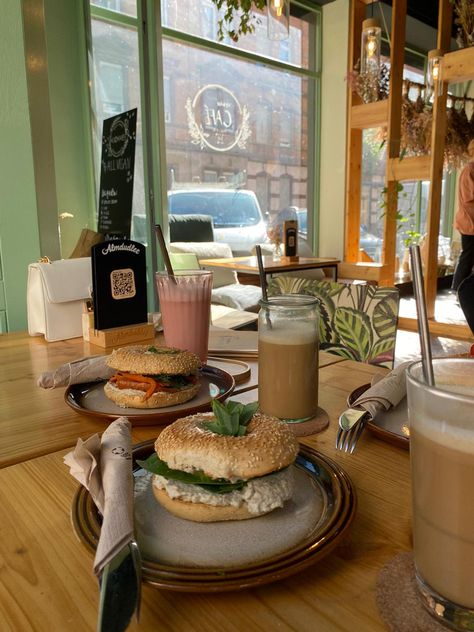 Bagel Cafe Interior, Bagel Shop Aesthetic, Cafe Coffee Aesthetic, Bagel Cafe, Café Aesthetic, Coffee And Bagel, Food Vibes, Dream Cafe, Bagel Bites