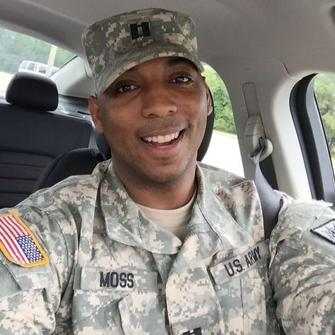 Derek Moss on Instagram: "#youngblackprofessional #Soldier #ArmyStrong #Captain #LeCaptain #YoungConservative #YoungProfessional #YoungBlackMan #FordTough #America #Murica #Merica" Usa Army Soldiers Men, Guys Pictures Instagram, Military Man Pictures, Black Military Men, Us Military Men, Black American Men, Soldier Man, Marine Officer, Black Soldier