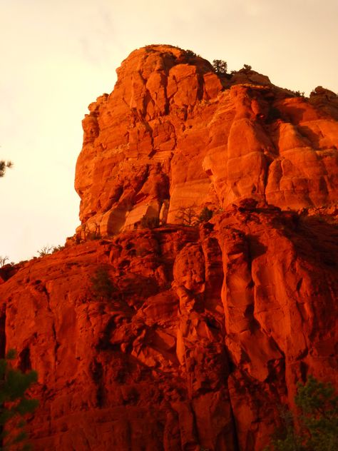 Red Rock Mountain Painting, Red Rock Mountains, Red Rock Arizona, Warm Red Aesthetic, Red Desert Aesthetic, Red Rock Aesthetic, Golf Shoot, Mountains Photoshoot, Orange Mountains