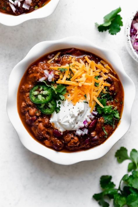 Slow Cooker Beef and Bean Chili | This Slow Cooker Beef and Bean Chili is a crowd-pleasing ‘pull out all the stops’ kind of chili. This delicious grain-free dinner for a cold winter night is freezer-friendly making it a great weeknight dinner option. || The Real Food Dietitians Beef And Bean Chili, Real Food Dietitians, Chili Toppings, Healthy Ground Beef, Best Chili Recipe, Potted Beef, Sweet Potato Chili, Bean Chili, Vegan Chili