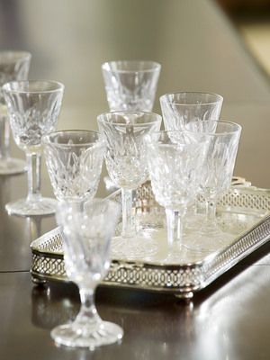 Special occasion glasses and candleholders will seriously shine on your table. How to make them shine Sparkle Floor, Homemade Toilet Cleaner, Hardwood Floor Cleaner, Cleaning Painted Walls, How To Clean Crystals, Crystal Stemware, Kitchen Cleaning Hacks, Crystal Glassware, Toilet Cleaning