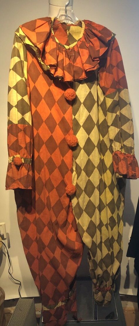 Antique Clown Costume, Scary Clown Costume Ideas, Creepy Oc, Circus Clothes, Vintage Clown Costume, 1930s Halloween, Scary Clown Costume, Harlequin Costume, Clown Stuff