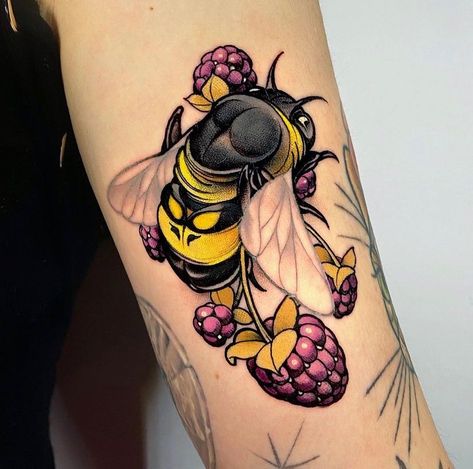 Amazing 3d Tattoos, Animal Sleeve Tattoo, American Traditional Tattoo Ideas, Traditional Tattoo Ideas, Insect Tattoo, Bug Tattoo, Arm Band Tattoo, Bee Tattoo, Band Tattoo