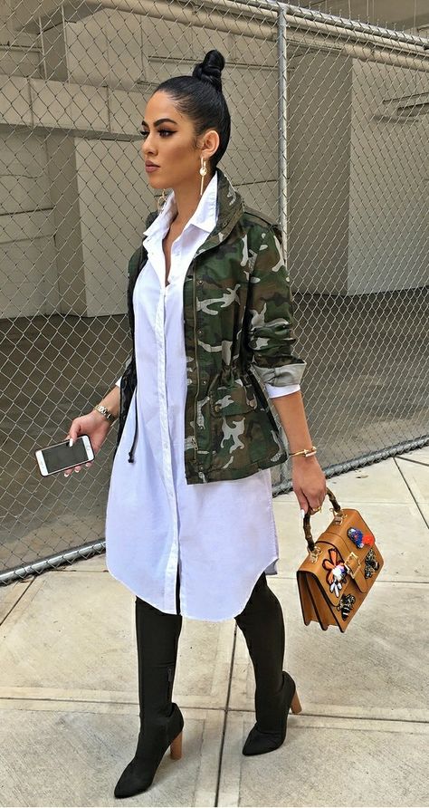 Cool Street Style, Style Casual Chic, Camo Outfits, Otk Boots, Camo Fashion, Mode Casual, Camo Jacket, Winter Mode, White Shirt Dress