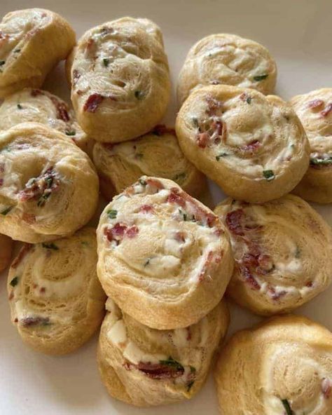 Bacon Cream Cheese Pinwheels, Bacon Crescent Rolls, 2023 Appetizers, Holiday Appitizers, Christmas Pinwheels, Pinwheel Appetizers Easy, Pinwheel Appetizer, Fun Appetizers, Crescent Roll Appetizers