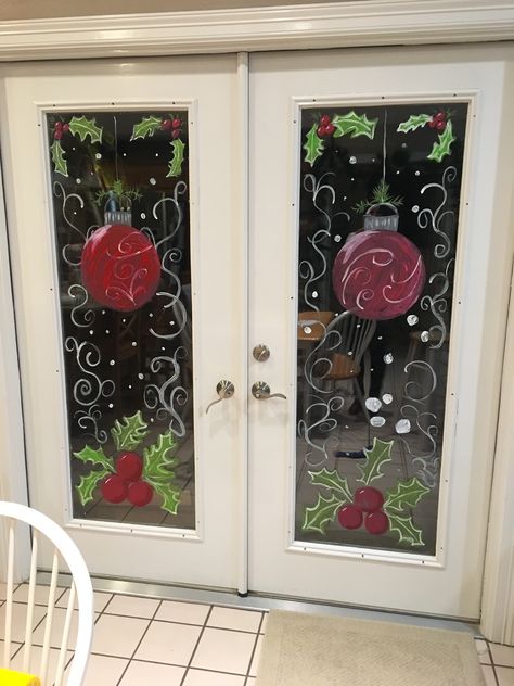 Xmas Window Art, Window Paint Christmas Ideas, Christmas Door Painting, Xmas Window Painting Ideas, Old Window Painting Ideas Christmas, Christmas Paintings On Windows, Christmas Painting On Old Windows, Christmas Window Painting Easy, Holiday Window Painting