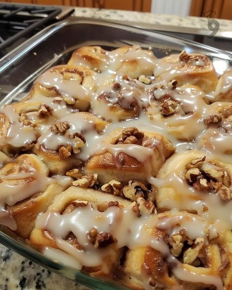 Mouthwatering Recipes | Cinnamon Apple Walnut Bake😋🤤 | Facebook Cinnamon Roll Apple Pie Filling, Cinnamon Roll Apple Pie, Baked Cinnamon Apples, Cinnamon Roll Icing, Dessert Hacks, Apple Walnut, Easy Family Recipes, Apple Pie Filling, Cinnamon Roll Cake