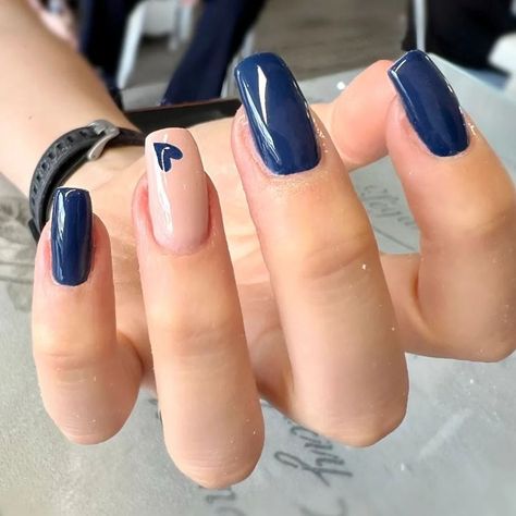 26 Trending Navy Blue Nails in 2024 - Zohna Blue Nail Trends, Navy Nails Design, Navy Nail Art, Navy Blue Nail Designs, White Short Nails, Blue Stiletto Nails, Blue Prom Nails, Blue And White Nails, Chic Manicure