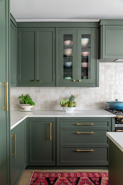 Olive Green Kitchen, Sage Kitchen, Green Kitchen Designs, Dark Green Kitchen, Green Kitchens, Sage Green Kitchen, Kabinet Dapur, Green Kitchen Cabinets, Kitchen Colour Schemes