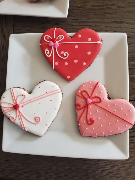 Royal Icing Hearts Decorating Ideas, Heart Royal Icing Cookies Valentines Day, Simple Valentine Cookies Royal Icing, Heart Shape Cookies Decorated, Heart Cookie Designs, Valentine Cookie Decorating Ideas, Heart Shaped Sugar Cookies Decorated, Decorated Valentine Cookies Royal Icing, Valentine Cutout Cookies