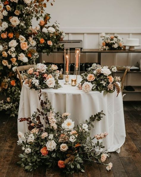 Lizzie Bees Flower Shoppe on Instagram: "Elevated candlelight balanced with warm, earthy blooms created the most romantic sweetheart table for this lovely soirée. Flowers | @lizziebeesflowershoppe​​​​​​​​ Photo | @mothandmoonlite​​​​​​​​ Planner | @keestone_events​​​​​​​​ Venue | @hotelcrescentcourt" Fall Sweetheart Table Wedding, Sweetheart Table Florals, Romantic Sweetheart Table, Sweetheart Table Centerpiece, Sweetheart Table Flowers, Reception Head Table, Candle Lit Wedding, Sweetheart Table Decor, Head Table Decor