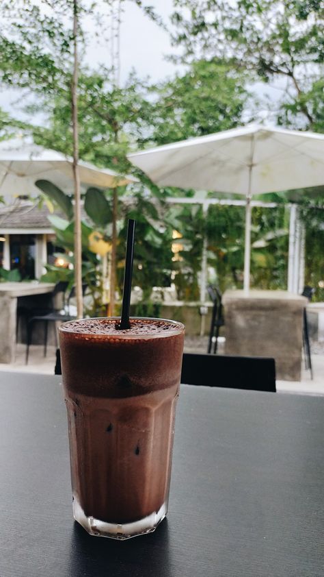 #chocolate #aesthetic #drink Ice Chocolate Drink Aesthetic, Chocolate Drink Aesthetic, Ice Chocolate Drink, Ice Chocolate, Ice Aesthetic, Chocolate Aesthetic, Best Feeling In The World, Aesthetic Drink, Cocoa Drink