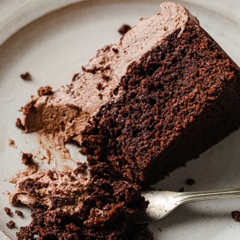 This keto chocolate cake is not only super simple to make, but it's so light and fluffy you'll be surprised it's not made with regular flour. Vegan Chocolate Mousse Cake, Chocolate Yogurt Cake, Keto Dairy, Vegan Chocolate Mousse, Chocolate Yogurt, Keto Chocolate Cake, Vegan Chocolate Cake, Keto Cake, Rich Chocolate Cake