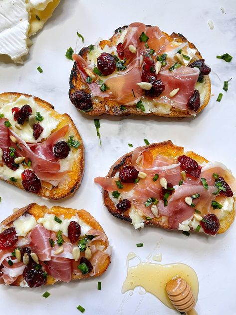 Savory Brie, Cranberry Crostini, Brie Prosciutto, Summer Appetizer, Yummy Appetizers, Popular Recipes, Brie, Appetizer Snacks, Workout Food