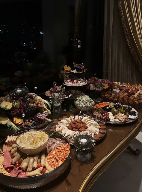 New Year Food Table, New Year Table Food, New Year’s Eve Dinner, Buffet Aesthetic, New Years Snacks, Fancy Finger Foods, New Years Eve Party Food, New Years Brunch, Appetizer Night