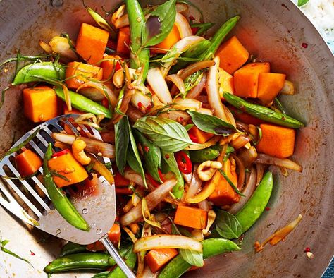 Chilli basil stir-fried pumpkin recipe Fried Pumpkin, Vegetarian Food Recipes, Vegetarian Stir Fry, Kecap Manis, Pumpkin Chili, Pork Stir Fry, Tofu Stir Fry, Pumpkin Recipe, Vegetable Stir Fry