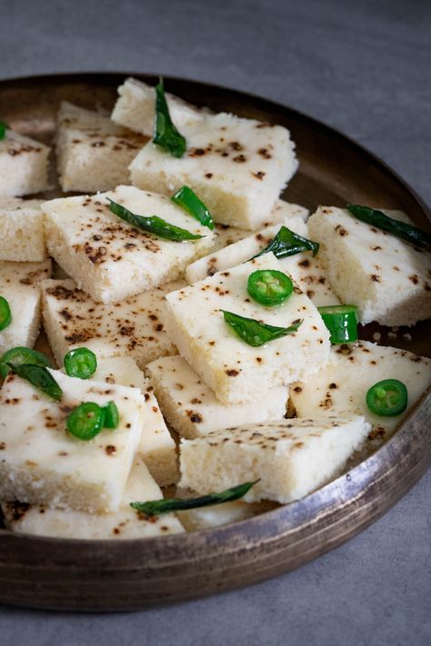 Khatta Dhokla, White Dhokla Gujarati Food, White Dhokla Recipe, Rice Dhokla Recipe, Gujrati Dal Recipe, Instant Dhokla Recipe, Khatta Dhokla Recipe, Gujarati Dal, Gujarati Snacks Tea Time, Dhokla Recipe