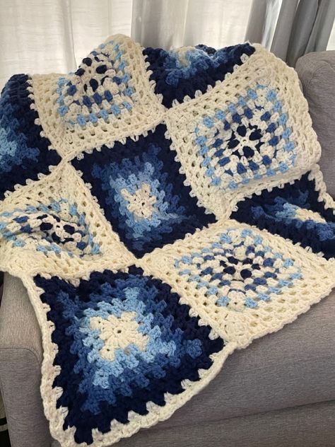 Crochet Ideas Blue, Mamma Mia Crochet, Blue Crochet Ideas, Blue Granny Squares, White And Blue Crochet, Crochet Blanket Stitches, Blue Crochet Blanket, Blue And White Crochet, Blanket Stitches