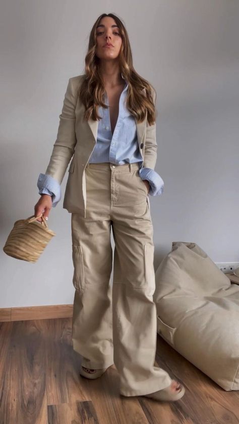 Pants Women Outfit, Cargo Outfits Women, Cargo Outfits, Beige Pants Outfit, Cargo Pants Women Outfit, Khaki Pants Outfit, Working Girl Style, Pants Outfit Work, Cargo Outfit