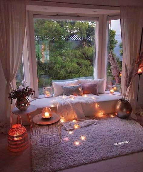 Winter Home Decor Cozy, Bedroom Window Seat, Bohemian Bedrooms, Cozy Window Seat, Bohemian Bedroom Design, Lights Aesthetic, Latest Sofa Designs, Diy Furniture Easy, Bohemian Bedroom