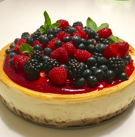 Cheesecake Decoration, Cute Baking, Big Cakes, Summer Snacks, Food Displays, Yummy Comfort Food, Fancy Desserts, Delicious Snacks Recipes, Pastry Cake