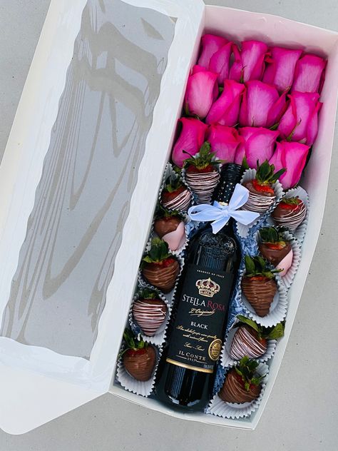 Roses, wine and chocolate berries box! Strawberry Boxes, Wine Gift Box Ideas, Bottle Bouquet, Cake Shop Design, Wine And Chocolate, Valentines Gift Idea, Chanel Cake, Strawberry Box, Mothers Day Baskets