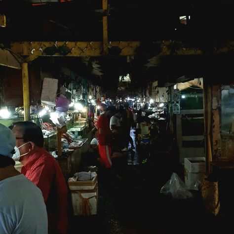 Here u'll hear people say "Sir ano po hanap nyo bakla, babae, lalake? Meron po dito" it translates to "Sir what are you looking for gay, girl, boy? We have it here" Please do take note that they're referring to crabs. Yes. Crabs. Palengke In Philippines, Wet Market, The Philippines, Philippines, Marketing, Quick Saves