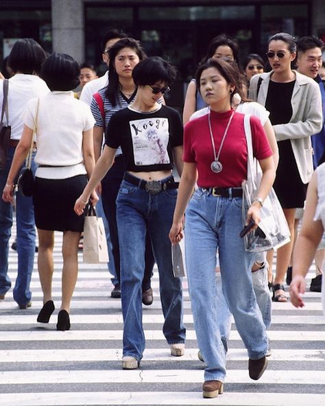 @softnostalgias on Instagram: “90s South Korean street style 🖤 “Korea in the 1970s and ’80s had no fashion industry at all. It hardly had any industries to be honest. Up…” Retro Asian Fashion, South Korean Street, 90s Asian Fashion, 90s Street Fashion, South Fashion, Korea Street Style, 1990 Style, Fashion 1990s, Korean Street Style