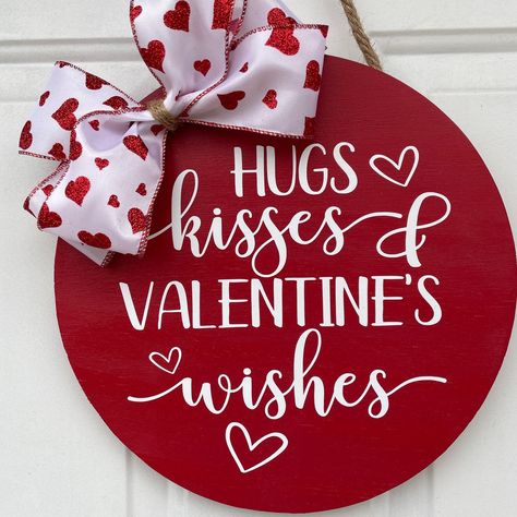 Valentines Wood Door Hangers, Round Porch, Valentine Wood Crafts, Diy Valentines Day Wreath, Valentines Door Hanger, Diy Valentine's Day Decorations, Door Signs Diy, Valentine Wishes, Diy Valentines Decorations