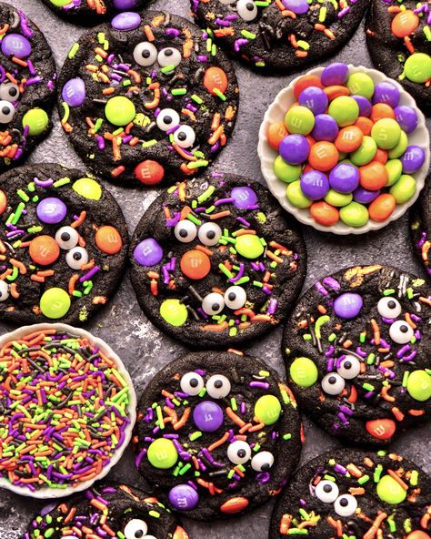 Halloween Cookies With Sprinkles, Cute Spooky Treats, Halloween Cupcakes With Sprinkles, Halloween Stuffed Cookies, Halloween Brownie Cookies, Halloween Crumble Cookies, Halloween Custom Cookies, Halloween Dessert Ideas Cookies, Halloween Peanut Butter Cookies