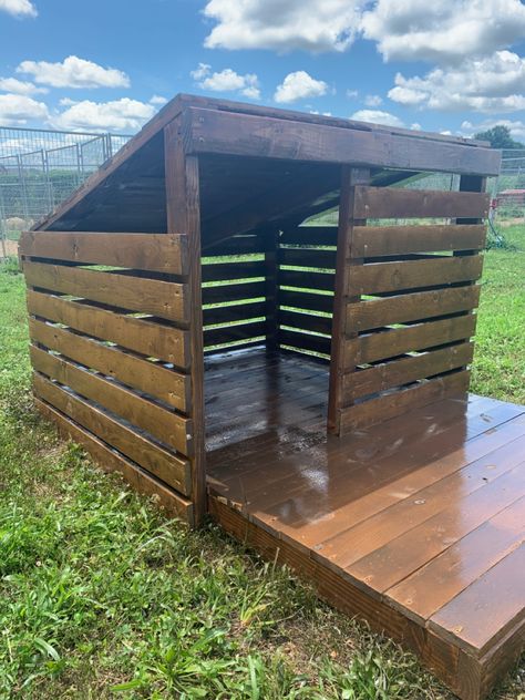 Open Dog House, Cedar Dog House, Diy Big Dog House Outdoor, Diy Pallet Dog House, Unique Dog Houses, Outdoor Dog House Ideas, Simple Dog House Diy Outdoor, Diy Dog Sofa, Outdoor Dog House Diy