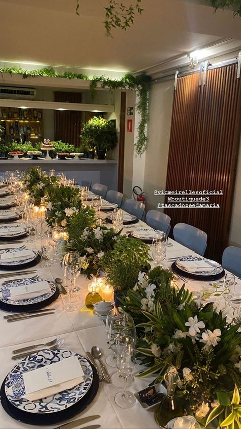 Fancy Dinner Table Aesthetic, Restaurant Dinner Party Decorations, Private Dinner Party Decor Elegant, Classy Dinner Party Decorations, Dinner Centerpieces, Graduation Dinner, Engagement Dinner, Dinner Decor, Backyard Reception