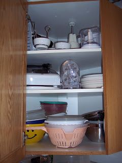 Dealing with corner kitchen cabinets -Another possibility for corner cabinet...bowls. How To Organize Corner Kitchen Cabinet, Corner Cupboard Organization, Declutter Kitchen Cabinets, Cabinet Labels, Kitchen Corner Cabinet Ideas, Organize My Kitchen, Corner Kitchen Cabinets, Labeling Ideas, Corner Cabinet Solutions