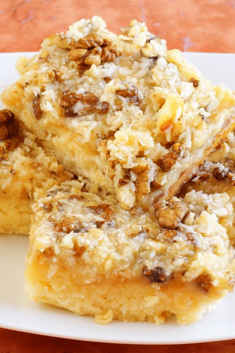 This do nothing cake is so easy, you won't believe it! Made with crushed pineapple and topped with a coconut and pecan glaze, the dessert has maximum flavor with no effort! Cake Mix Italian Cream Cake, Easy Desert, Italian Cream Cake Recipe, Cake Magic, Italian Sweets, Cake Coconut, Italian Cream Cakes, Italian Cream, Italian Pastries