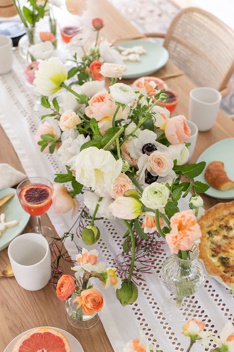 How to Host a Charming Easter Brunch - Sugar and Charm Sugar and Charm Easter Brunch Decorations, Easter Sunday Brunch, Brunch Tablescape, Brunch Easter, Easter Flower Arrangements, Recipes Drinks, Easter Entertaining, Easter Brunch Food, Baking With Honey