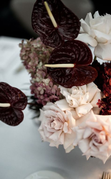 Modern Moody Wedding Decor, Brown Burgandy Wedding, Moody Flower Centerpieces, Dark Floral Centerpieces, Burgundy Flower Centerpieces, Moody Floral Arrangements, Moody Modern Wedding, Romantic Moody Wedding, Moody Wedding Flowers